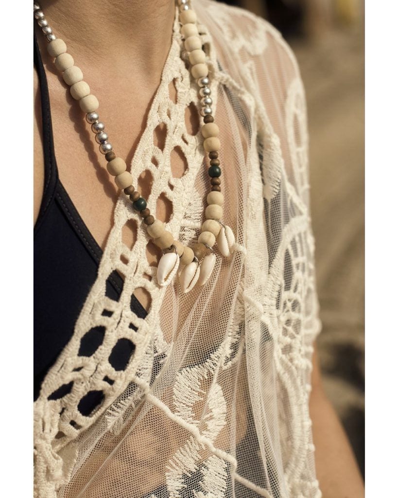 Collar con conchas cauri BohoChoc_modelo _ wooden beads necklace